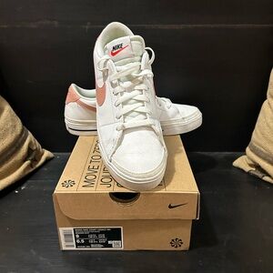 Women’s Nike court Legacy size 8 white/team orange/black/rose whisper